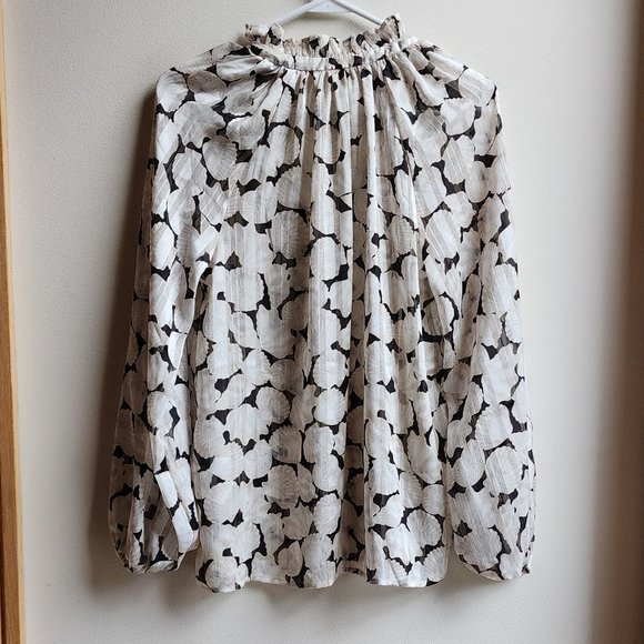 H&M Cream/Black Ruffled V-Neck Seashell Blouse Size XS - Picture 12 of 12